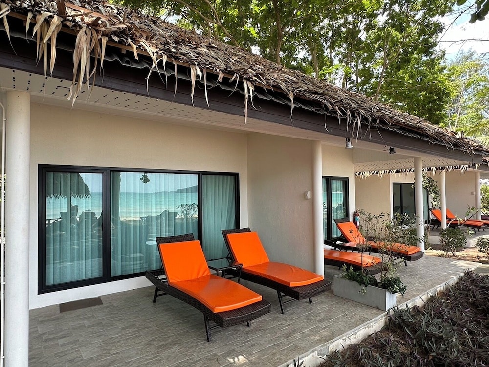 Beachfront Bungalow - Photo 5