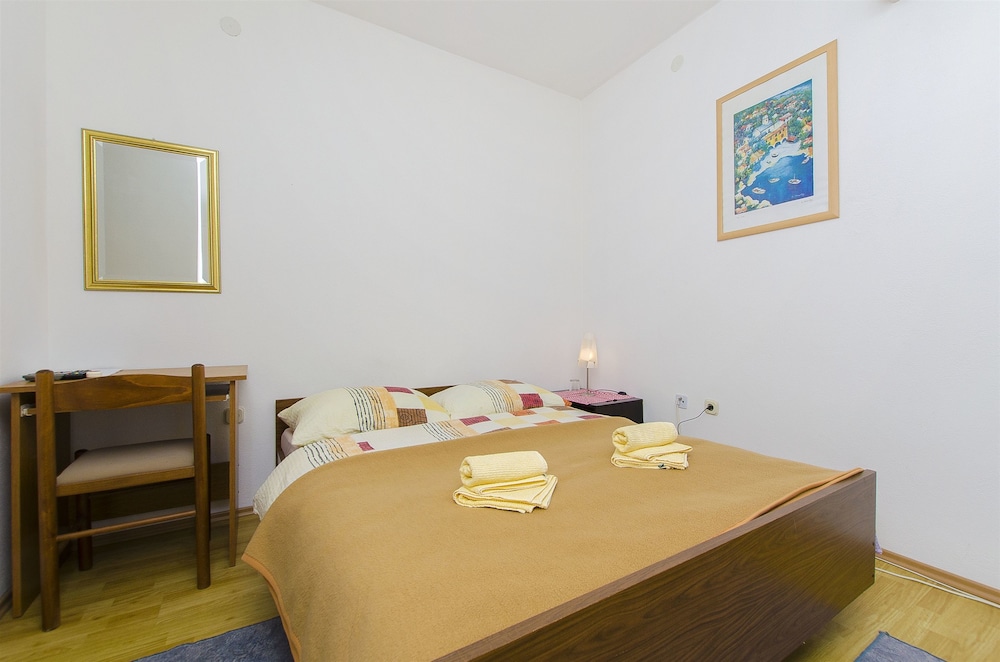 Room (S4)