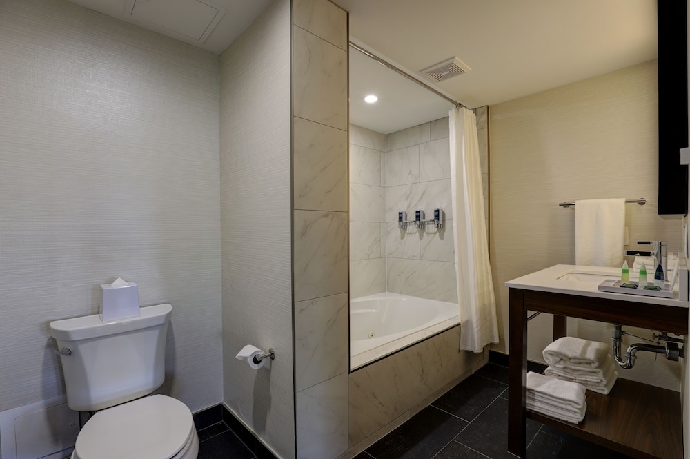 Room, 2 Queen Beds - Photo 4