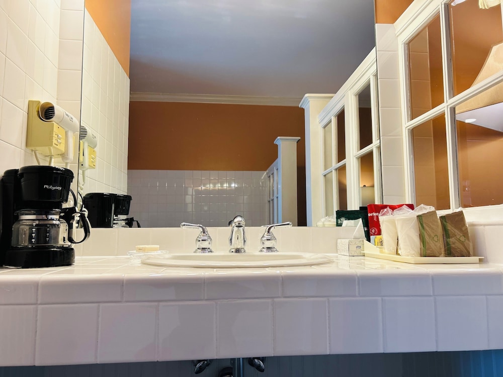 Handicap Accessible Queen Room photo 2