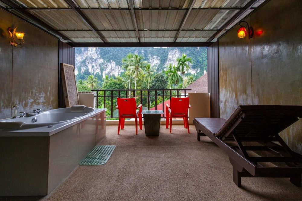 Family Quadruple Room, Pool View photo 2