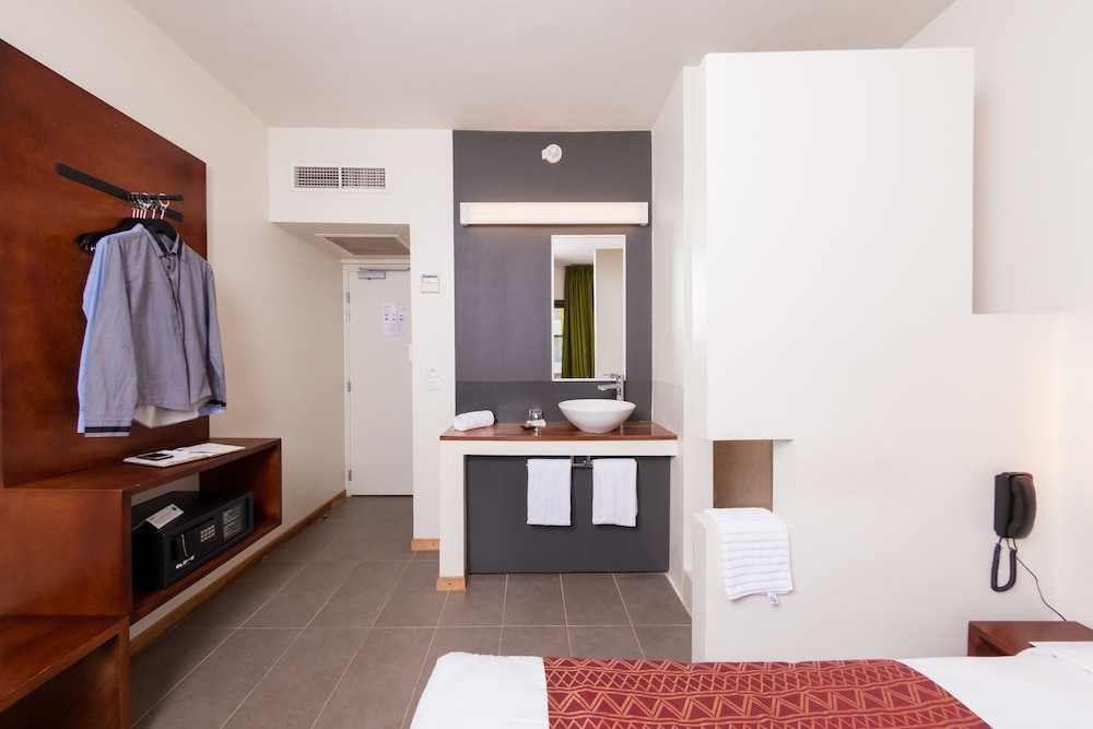 Superior Room, 1 Queen Bed photo 2
