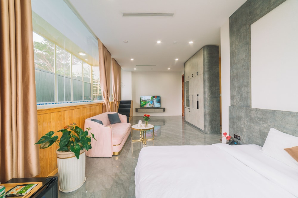 Deluxe Pool Access with Bathtub - Photo 8