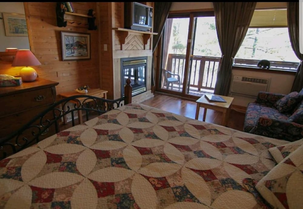 Romantic Room, 1 Bedroom, Jetted Tub, Lake View photo 2