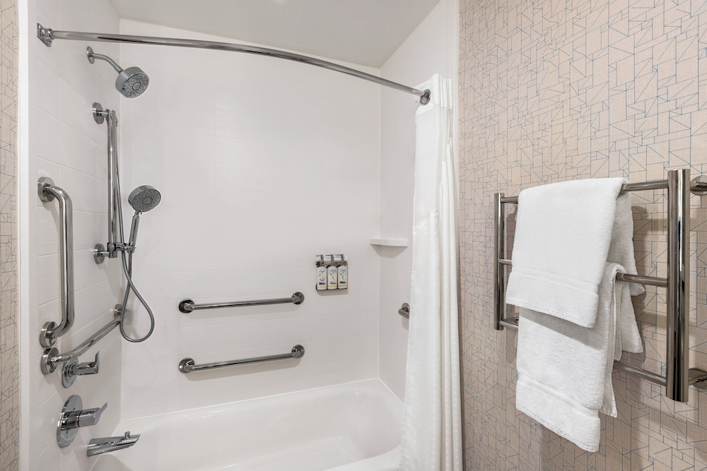 Standard Room, 1 Queen Bed, Accessible (Mobility, Accessible Tub) - Photo 5