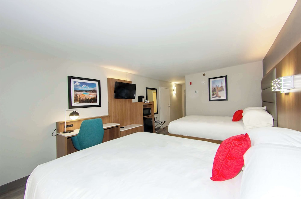 Deluxe Room, 2 Queen Beds photo 2