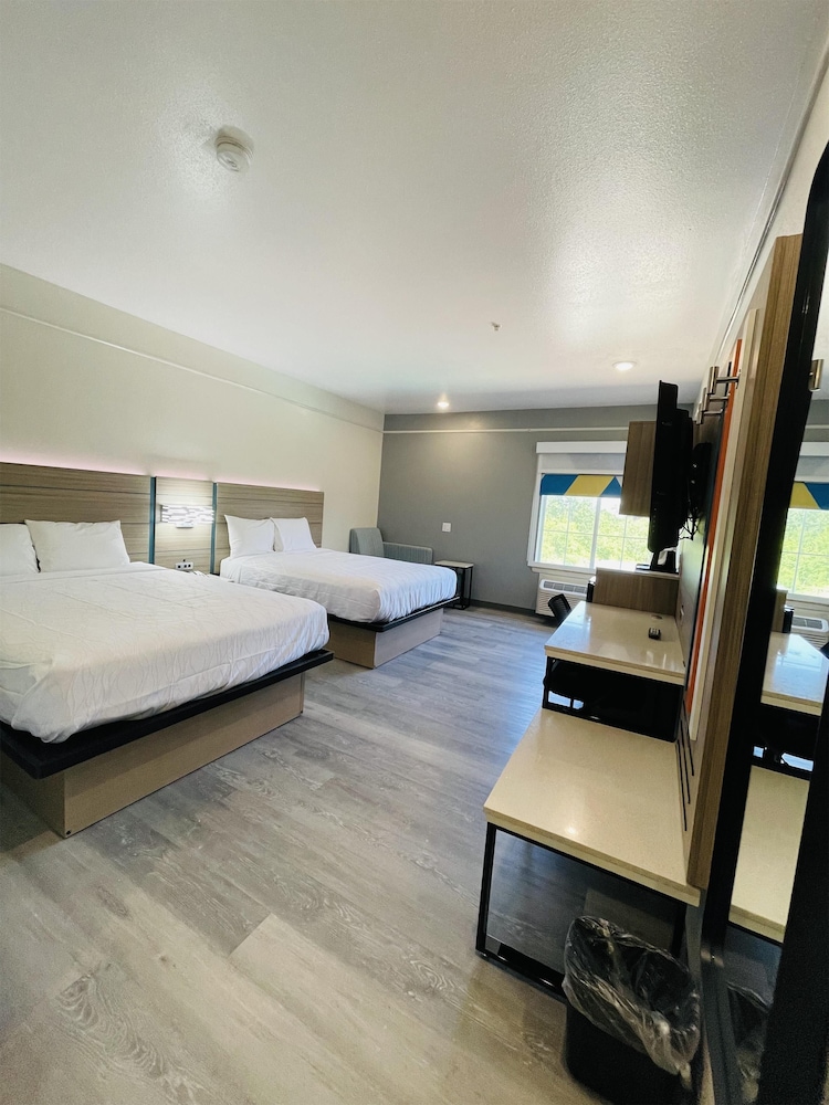 Room, 2 Queen Beds - Photo 5