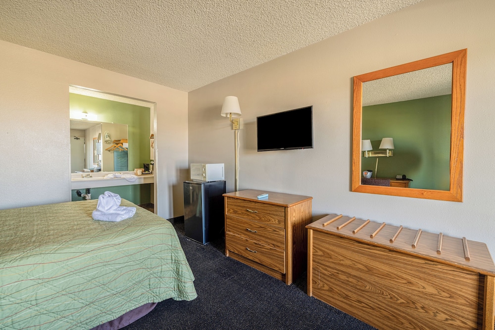 Deluxe Room, 1 King Bed, Non Smoking - Photo 4