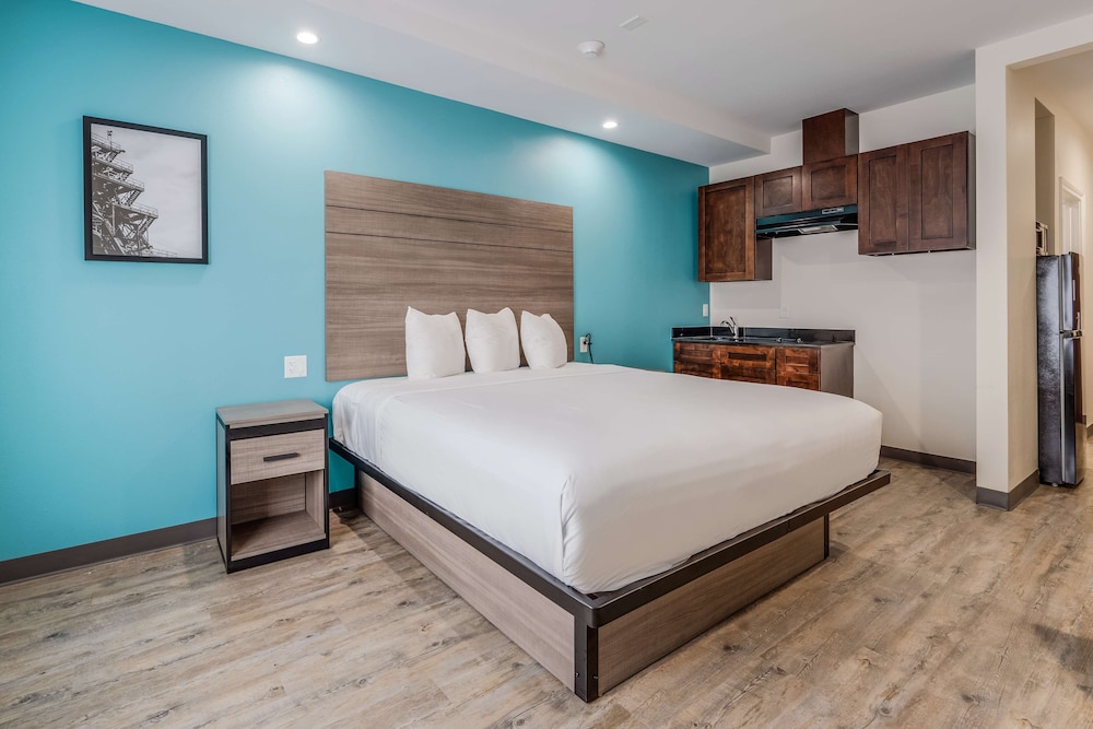 Room, 1 King Bed, Non Smoking, Kitchenette - Photo 3