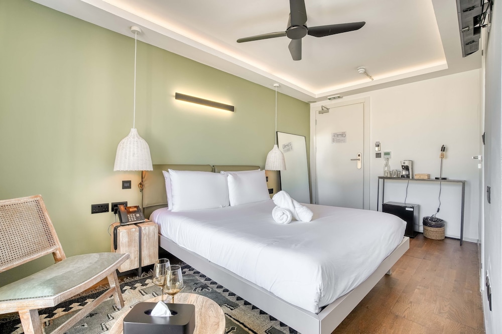 Superior Suite, 1 King Bed, Non Smoking - Photo 2