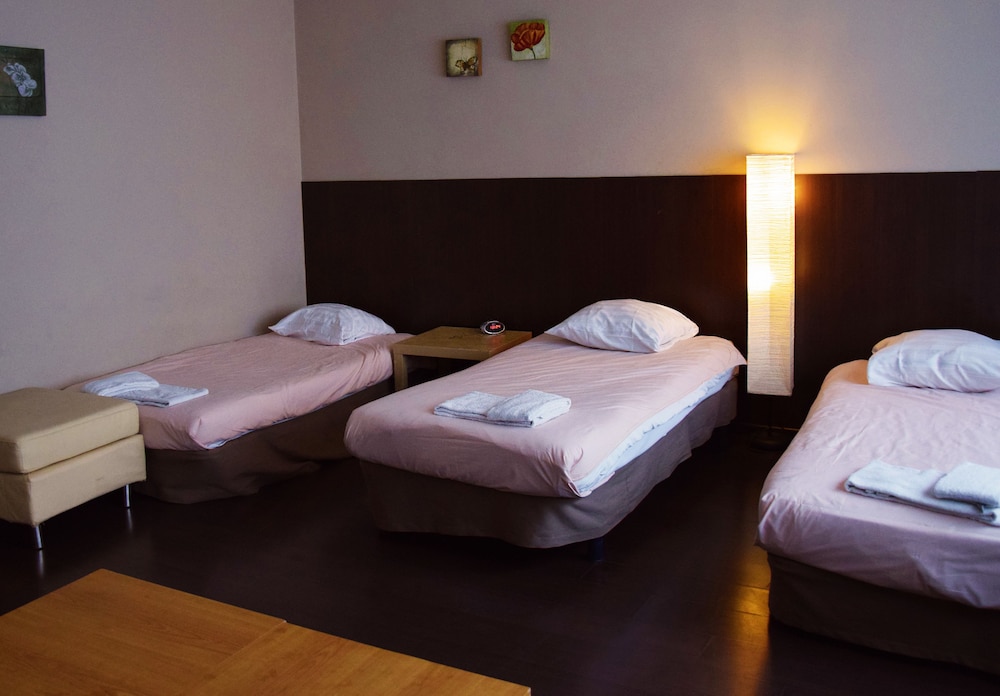Studio, 3 Twin Beds