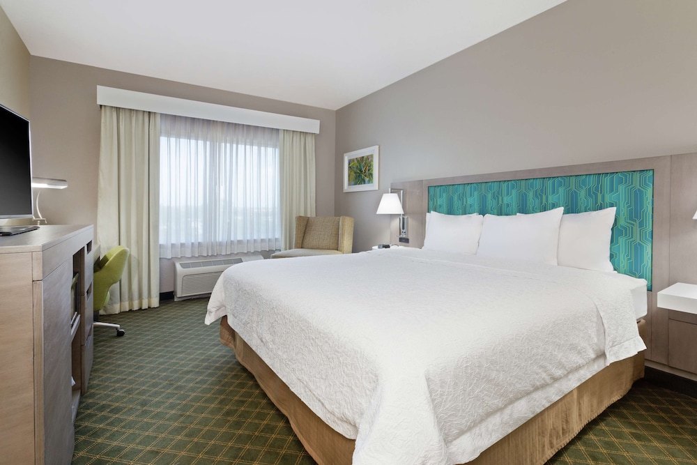 Room, 1 King Bed, Refrigerator - Photo 4