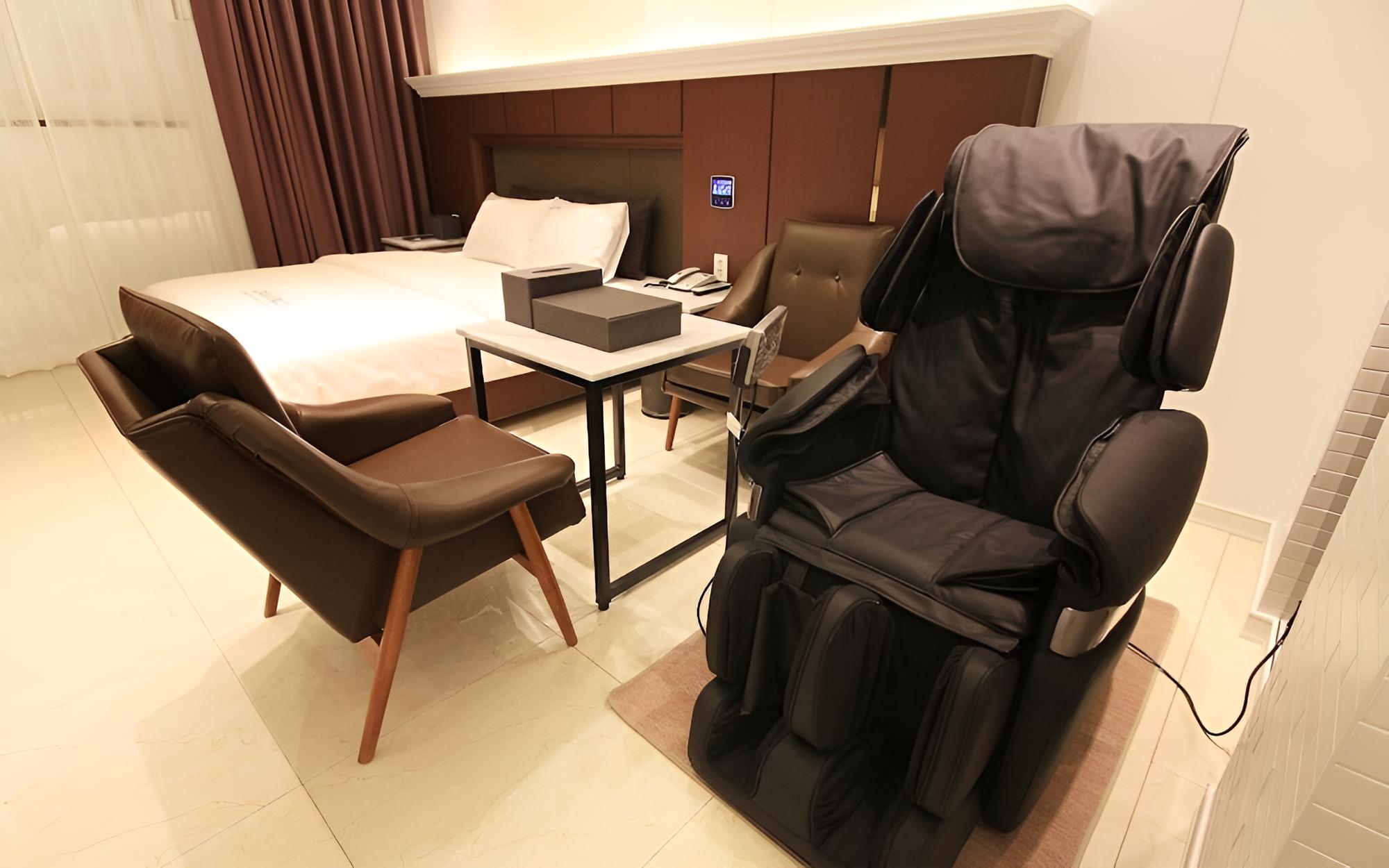 Room (Deluxe Massage Chair Styler-Breakfast) - Photo 3