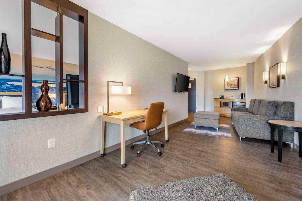 Suite, Multiple Beds, Non Smoking - Photo 4