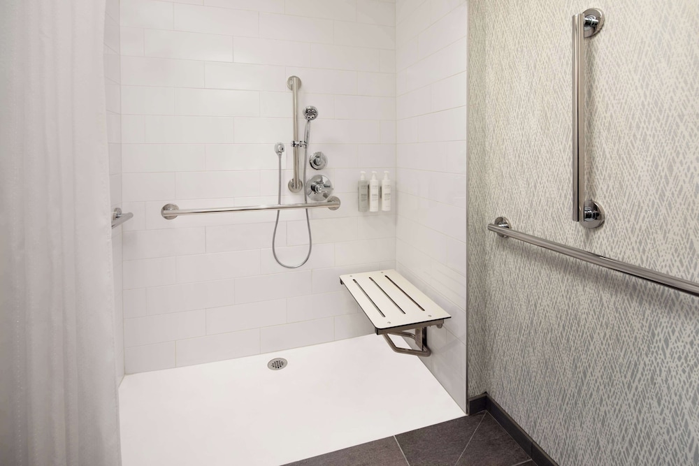 Studio Suite, 1 Queen Bed (Roll-In Shower, Landmark View)