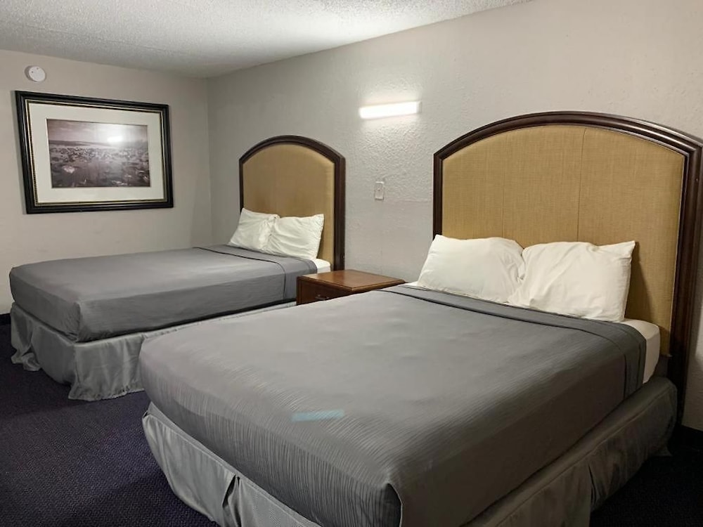 Deluxe Room, 2 Queen Beds, Non Smoking, Refrigerator & Microwave photo 1