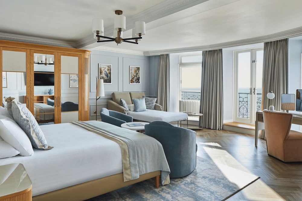 Junior Suite Family Room