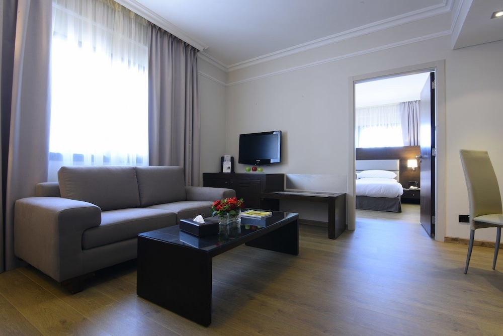 Suite, 1 King Bed, Non Smoking - Photo 5