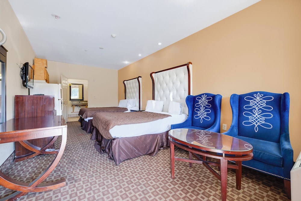 2 Queen Beds Accessible with Kitchenette - Photo 1