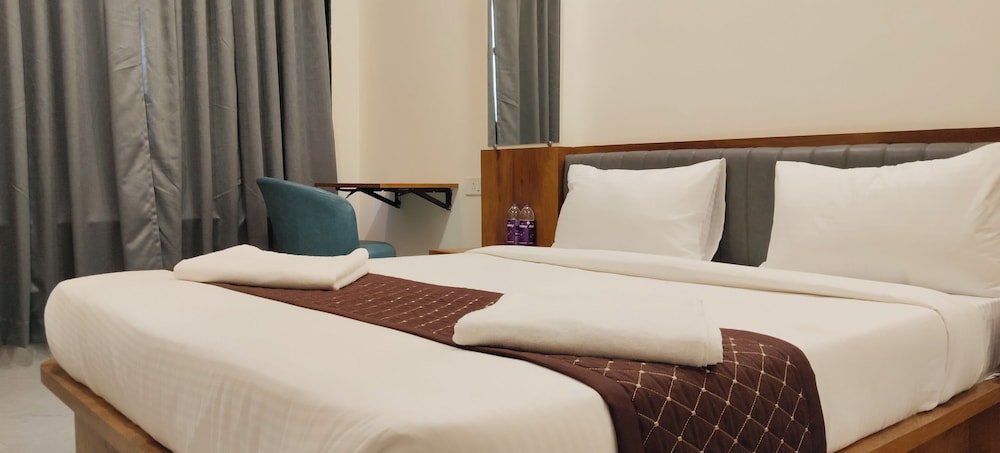 Deluxe Double Room, 1 Queen Bed, City View