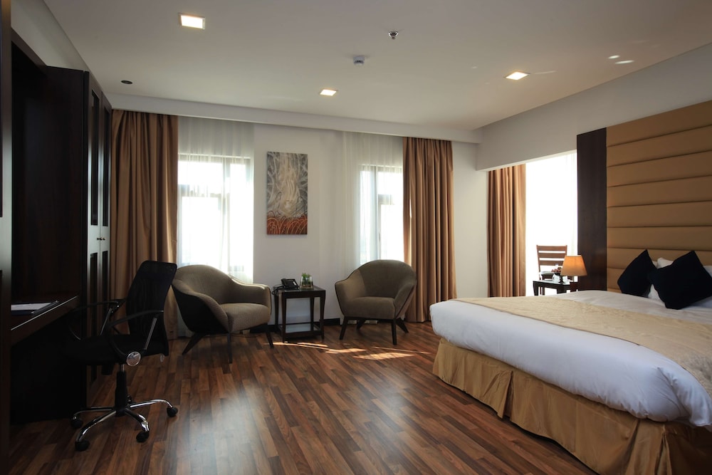 Standard Room, 1 King Bed, City View photo 3