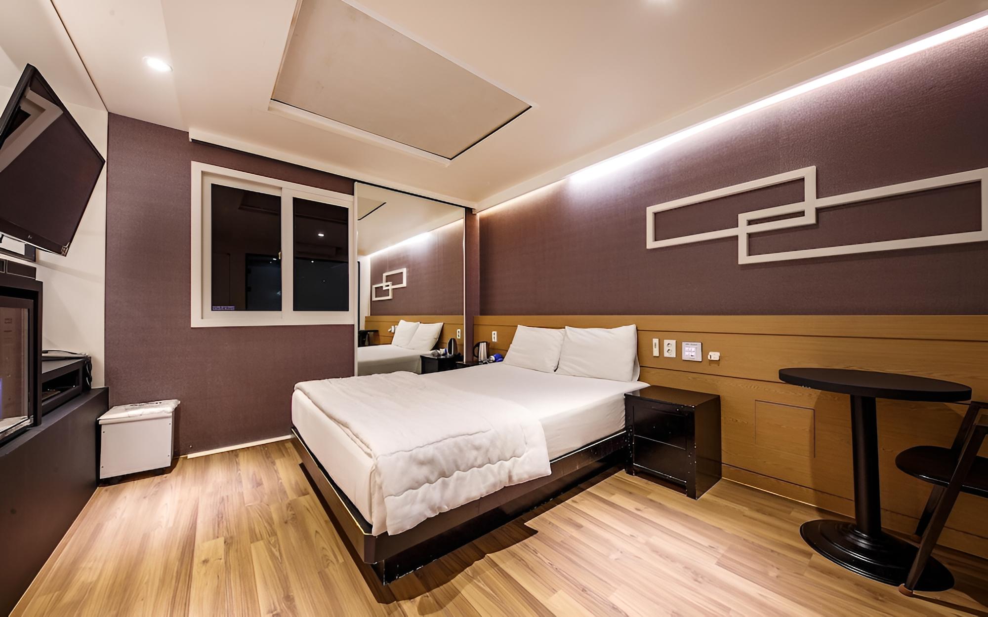 Room (Standard-drive-in/bath (net-flix-enab) photo 3