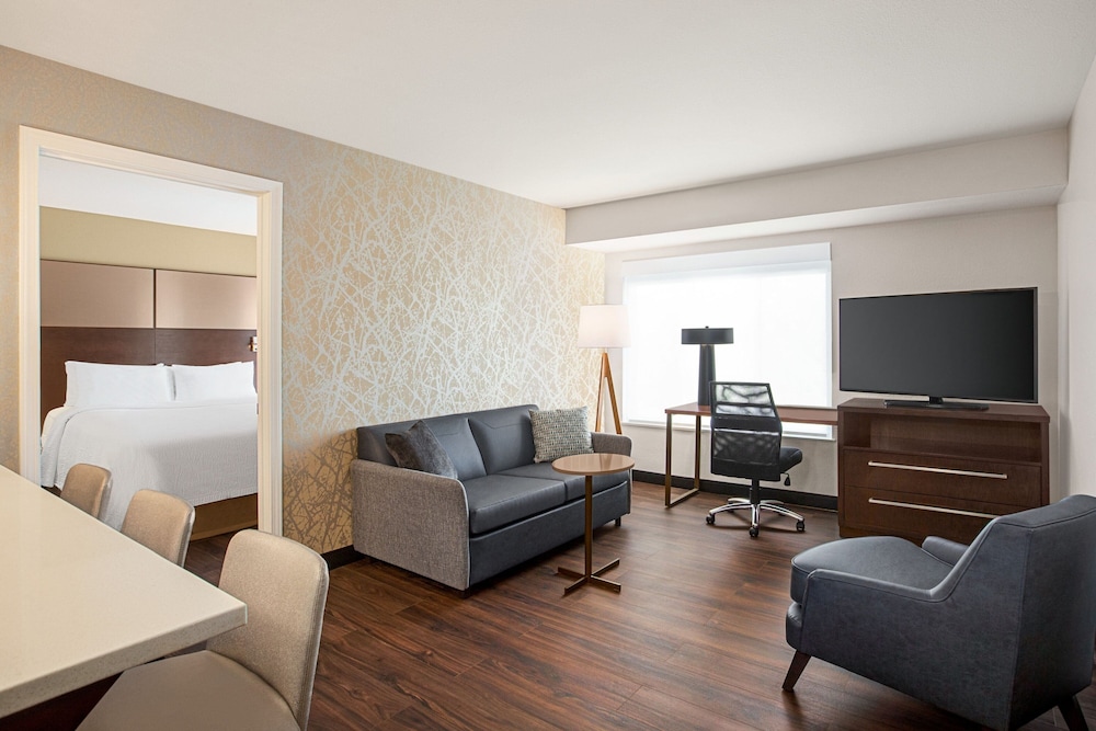 Suite, 2 Bedrooms (Mobility Accessible, Roll-In Shower)