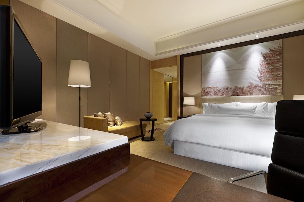 1 King Bed, Executive Lounge Access, High Floor - 15th and above, Guest Room photo 3