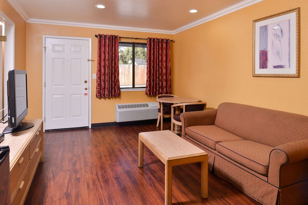 Suite, 1 King Bed, Non Smoking - Photo 3