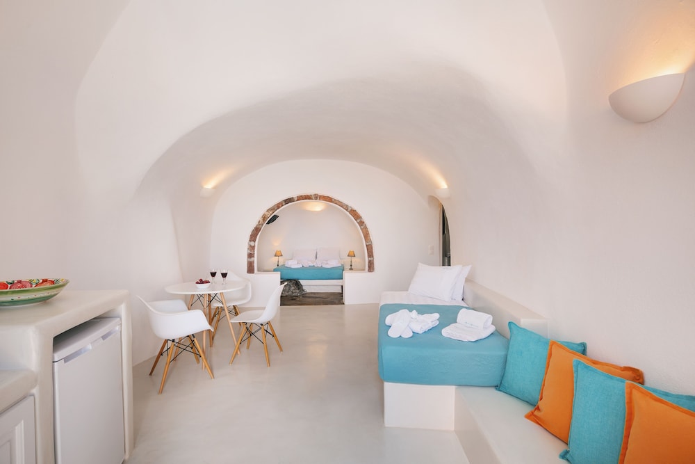 Cave Triple Suite with Caldera View