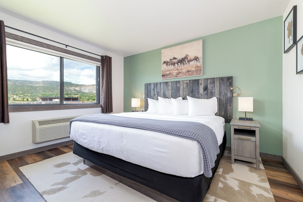 Deluxe Suite, 1 King Bed With Sofa Bed, Kitchenette, Mountain View photo 2
