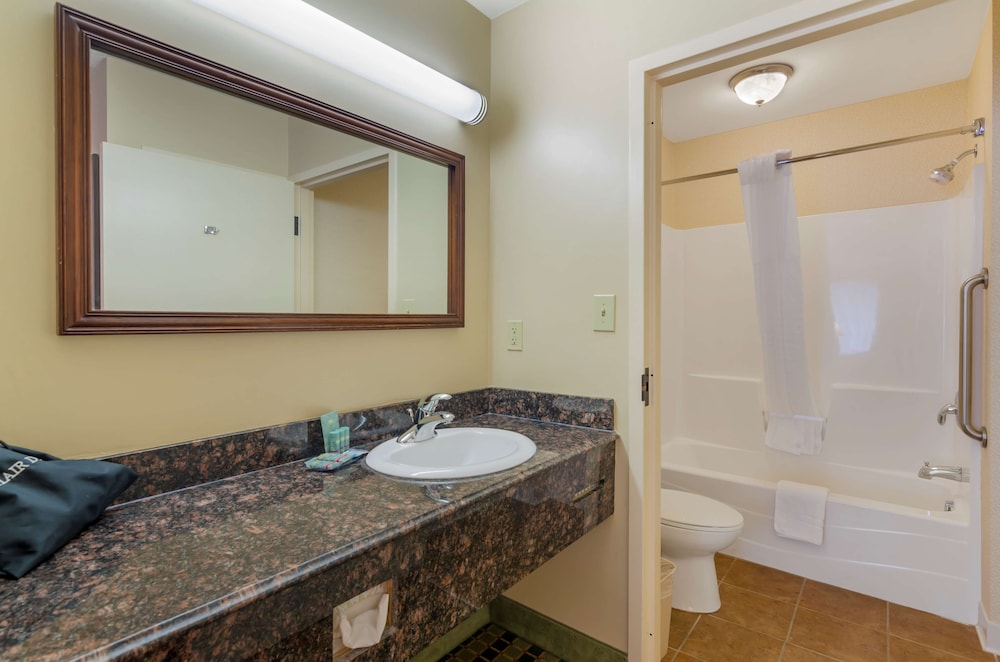 Suite, 2 Queen Beds, Non Smoking, Refrigerator & Microwave (with Sofabed) - Photo 4