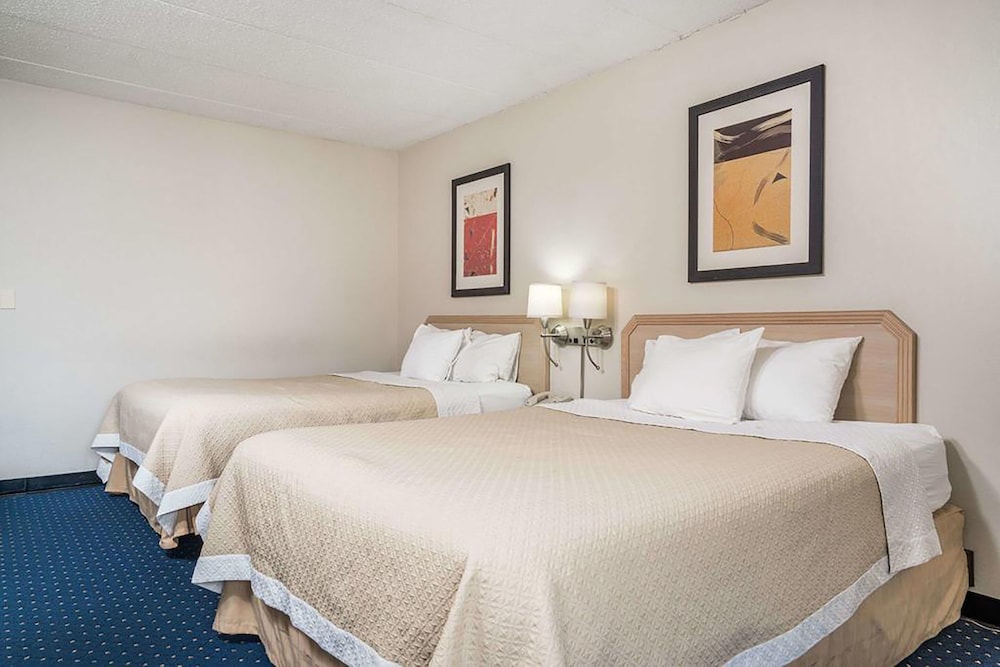 Comfort Room, 2 Queen Beds, Non Smoking photo 1