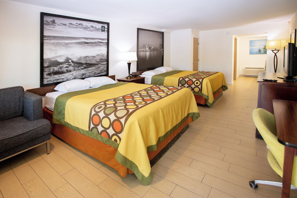 Basic Room, 2 Queen Beds, Non Smoking, Pool View photo 1