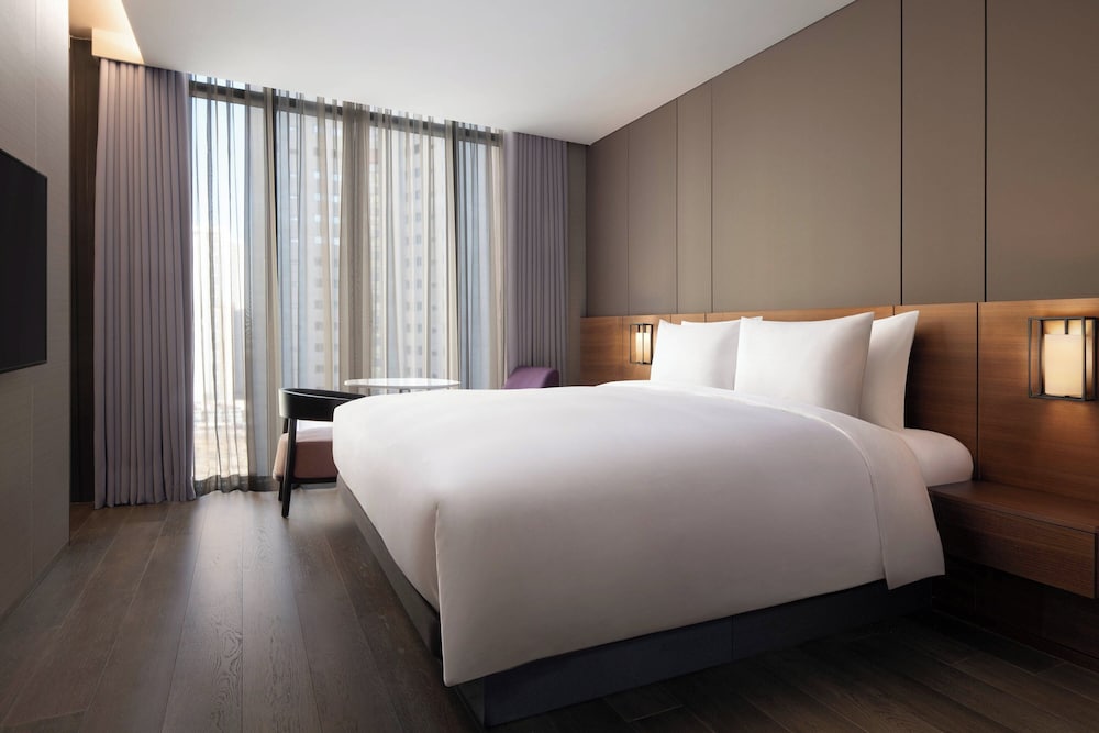 Deluxe Suite, 1 King Bed - Photo 7