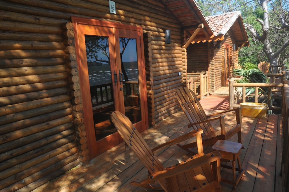 Lake front cabin with 2 double beds photo 3
