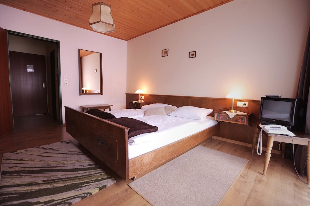 Single Room, 1 Twin Bed, Non Smoking, Mountain View photo 2