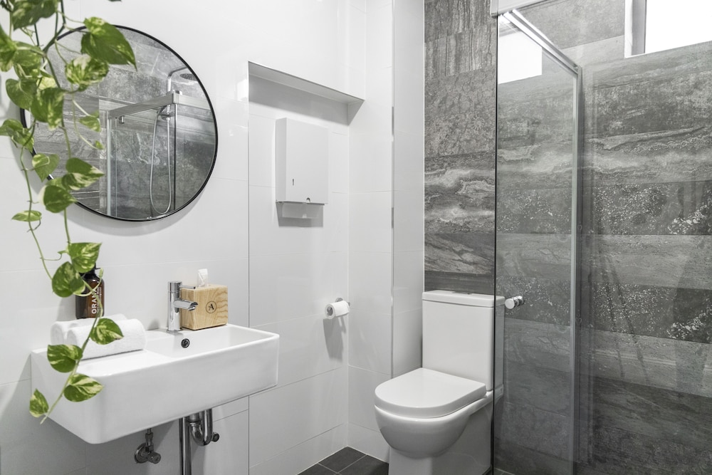 Deluxe Double, Shared Bathroom