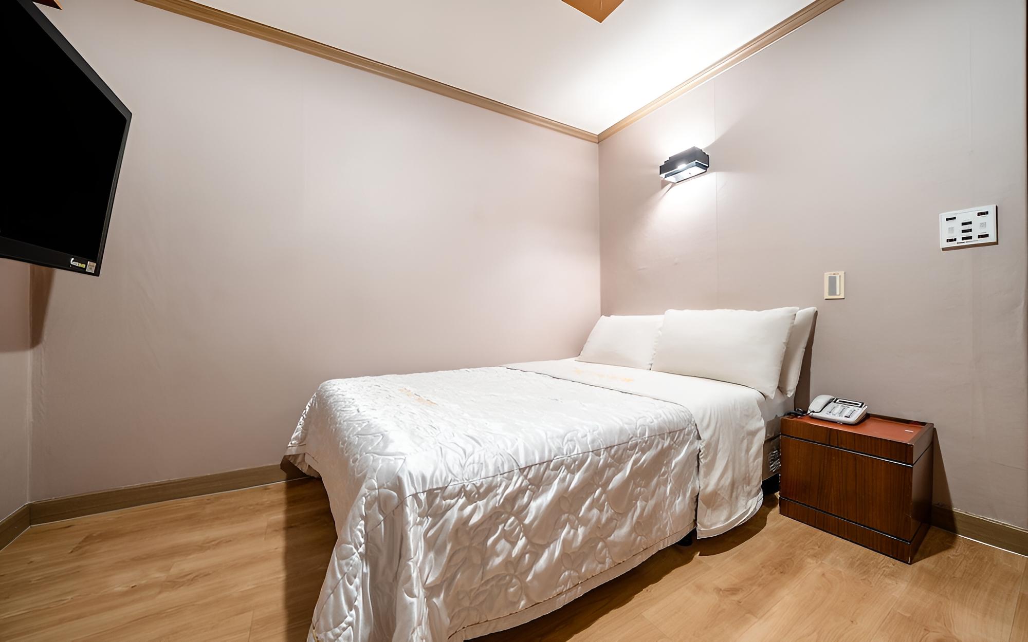 Room (Standard Room (5 OTT channels includi) photo 2