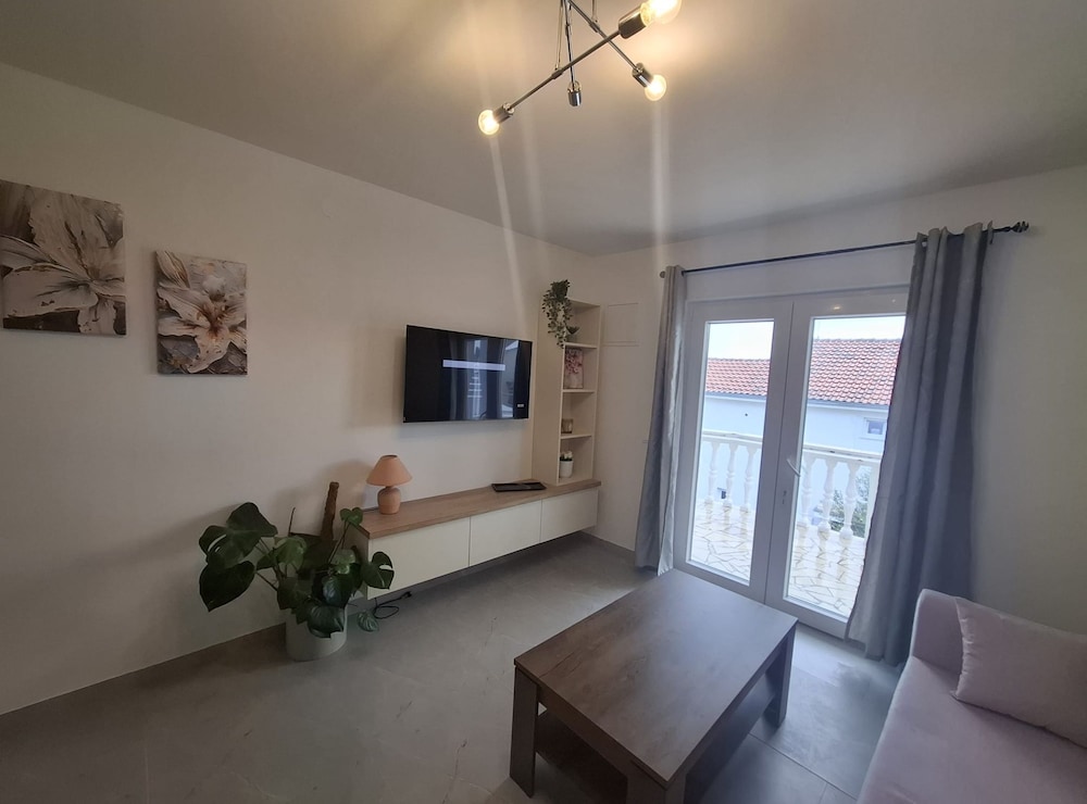 Apartment (One Bedroom Apartment with Garden Vie)