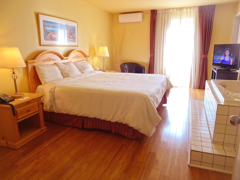Signature Room, 1 King Bed, Jetted Tub, Hardwood Floor photo 1