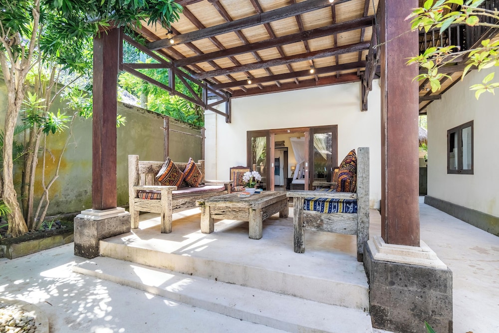 4 Bedrooms, Separate Entrances Beachfront Group Stay - Photo 28