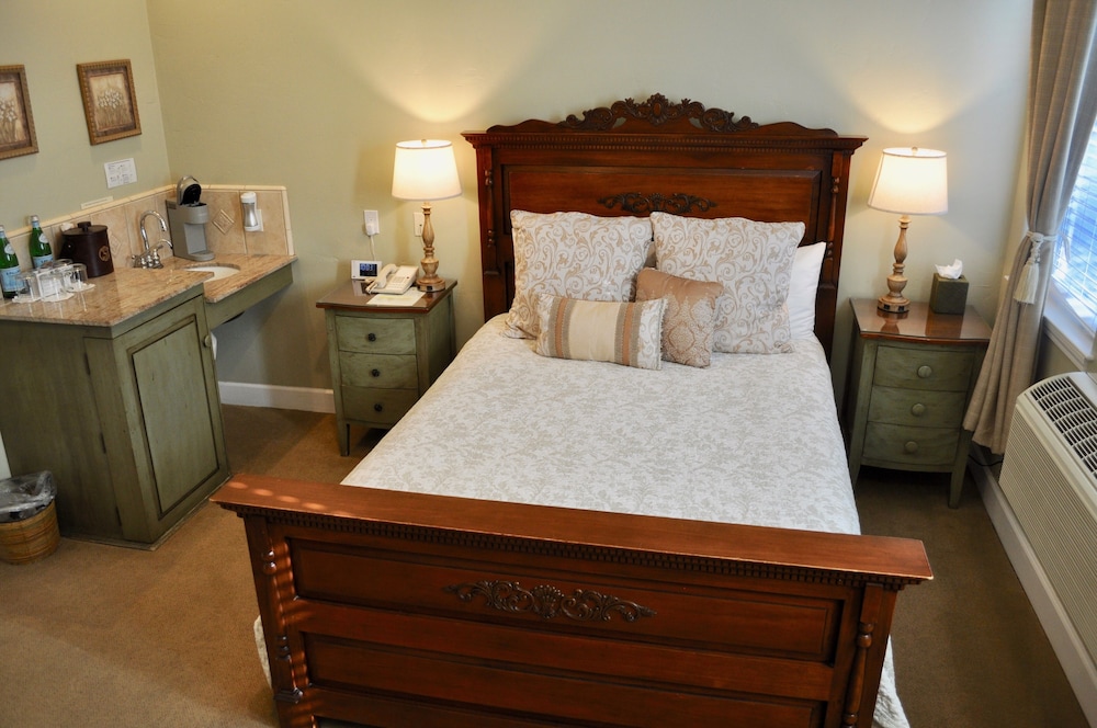 Junior Single Room, 1 Queen Bed, Non Smoking, Jetted Tub