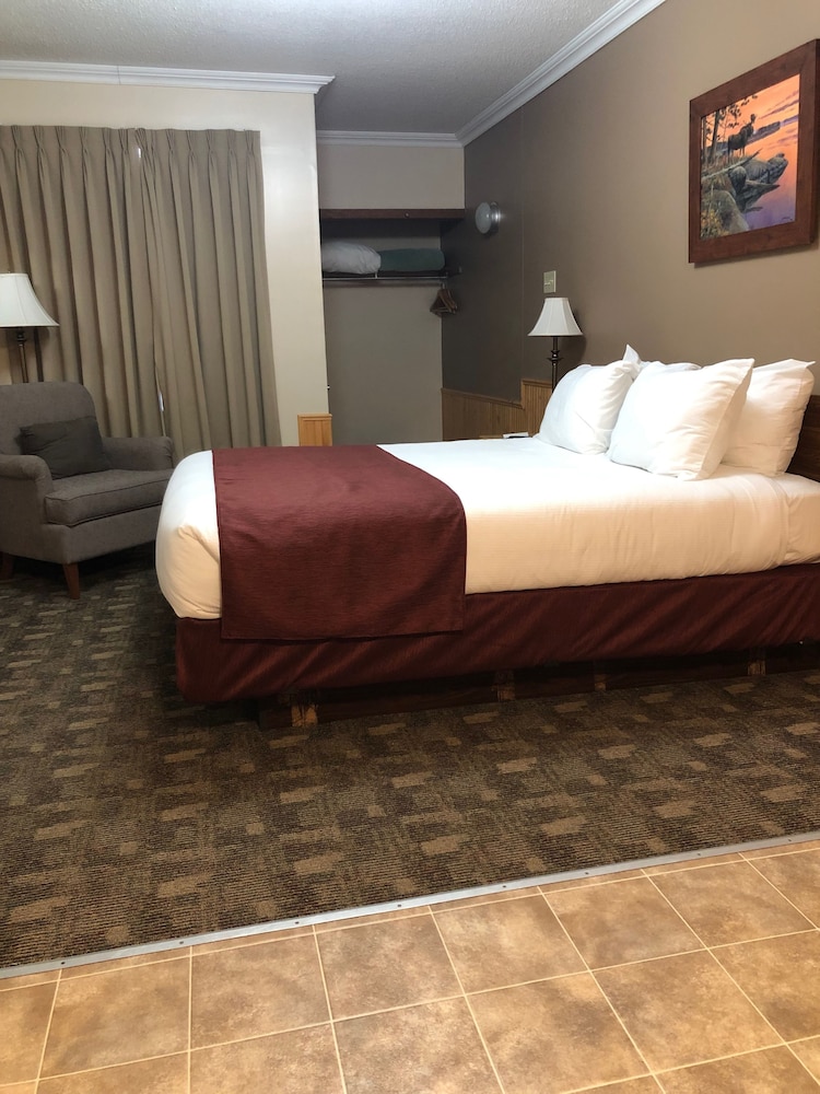 Deluxe Suite, 1 Queen Bed (Bachelor Suite) photo 2