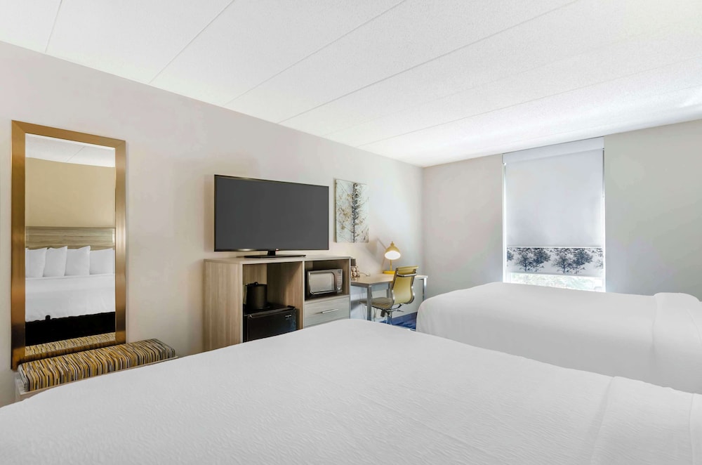 Suite, 2 Queen Beds, Non Smoking, Refrigerator & Microwave - Photo 1