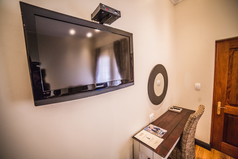 Queens Court Self Catering photo 2