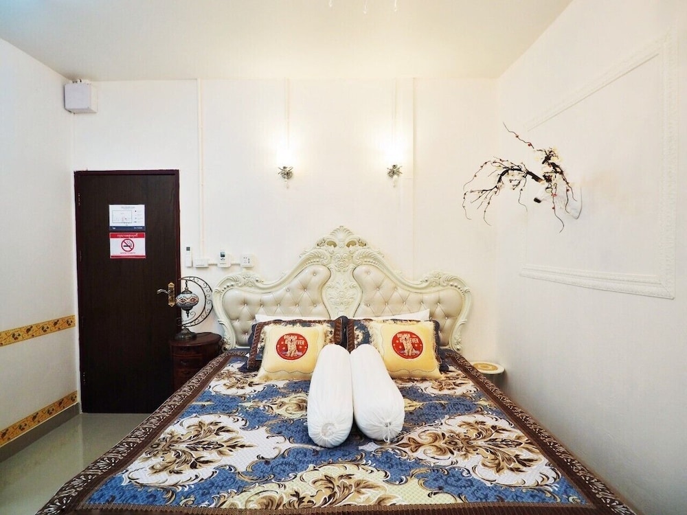 Deluxe Suite - Photo 6