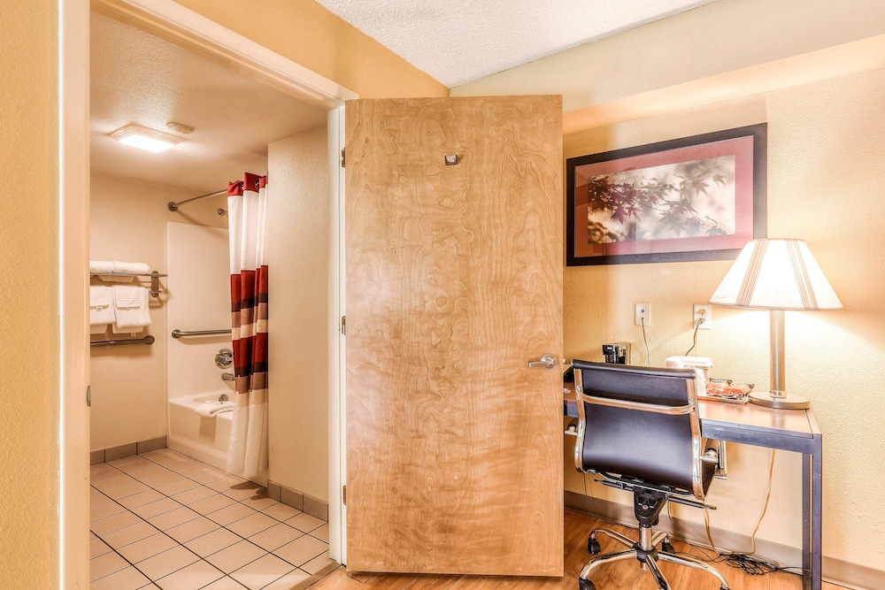 Deluxe Room, 1 King Bed, Accessible, Non Smoking (Roll-In Shower) - Photo 4