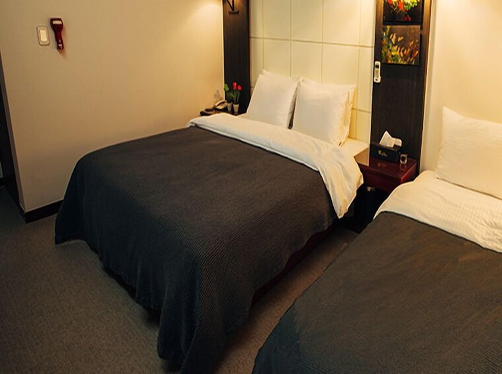 Standard Twin Room - Free Airport Shuttle photo 2