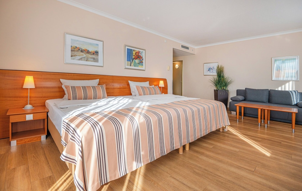 Suite, 1 King Bed - Photo 1